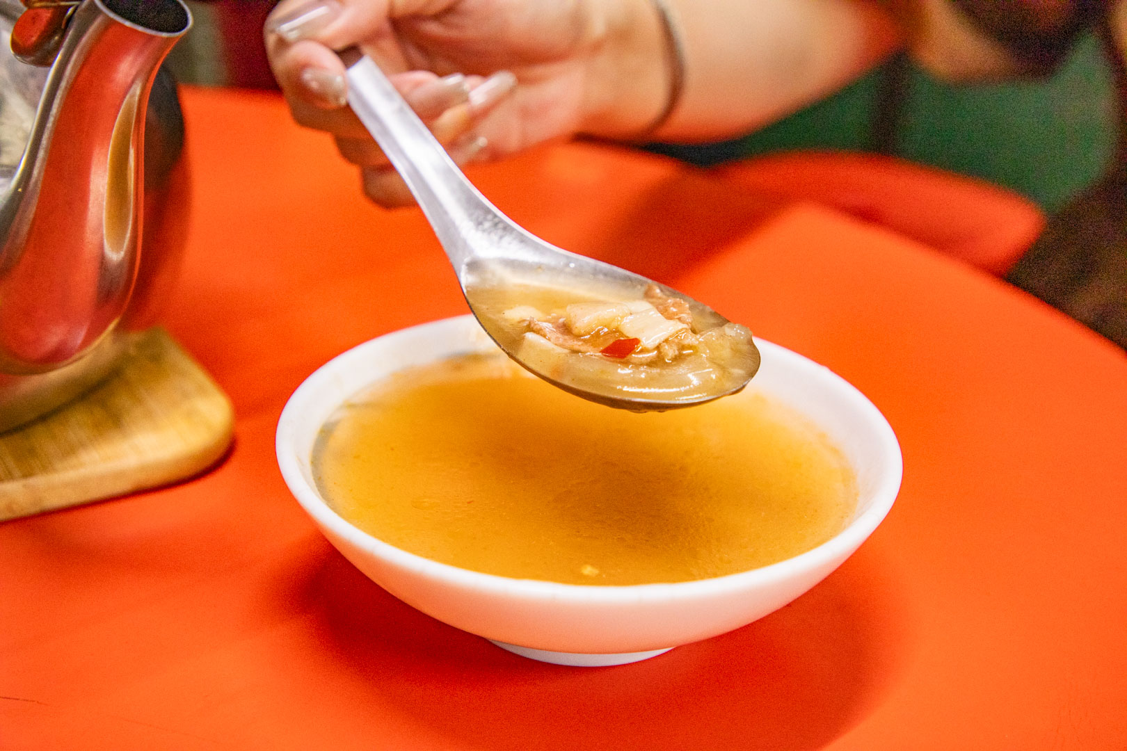 南投埔里美食首選！埔里施家肉丸60年老店，不好吃免錢、免費續大骨湯超值。