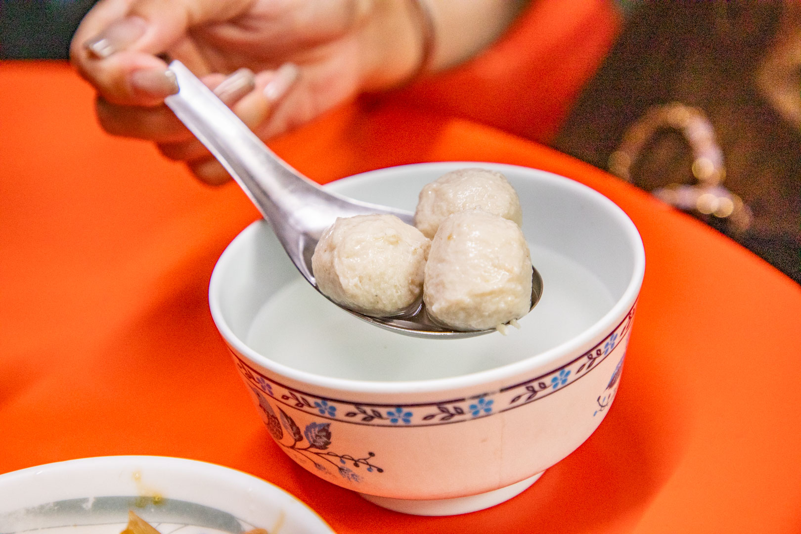 南投埔里美食首選！埔里施家肉丸60年老店，不好吃免錢、免費續大骨湯超值。