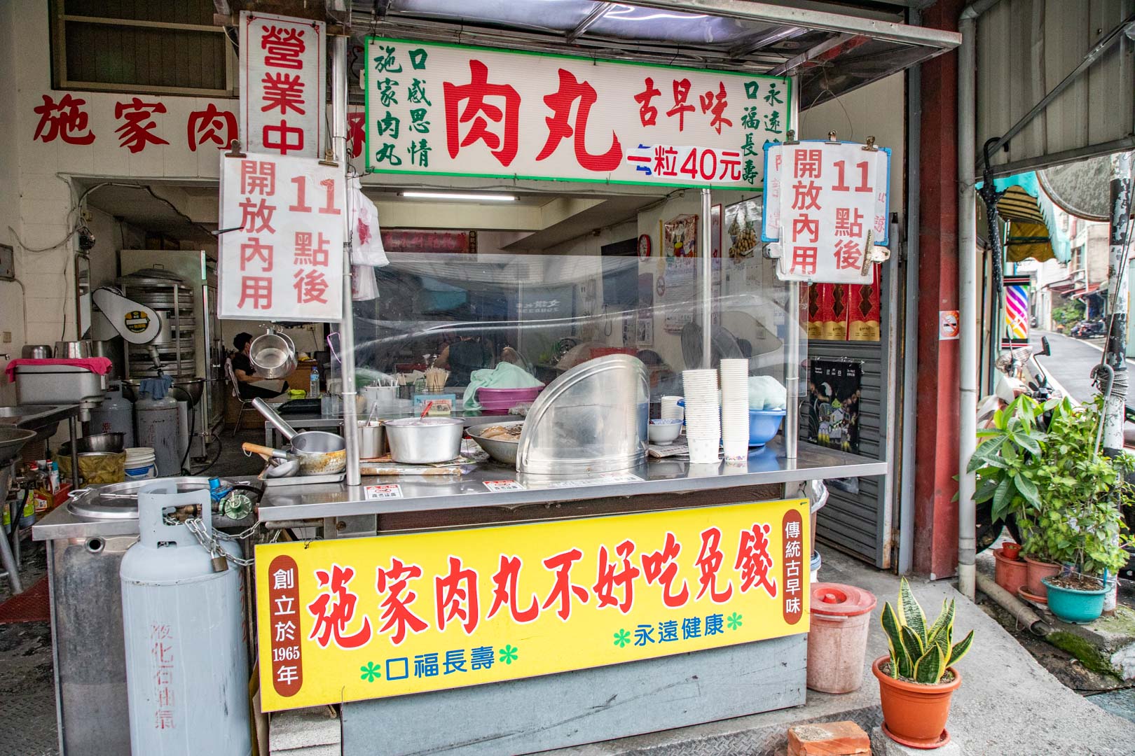 南投埔里美食首選！埔里施家肉丸60年老店，不好吃免錢、免費續大骨湯超值。