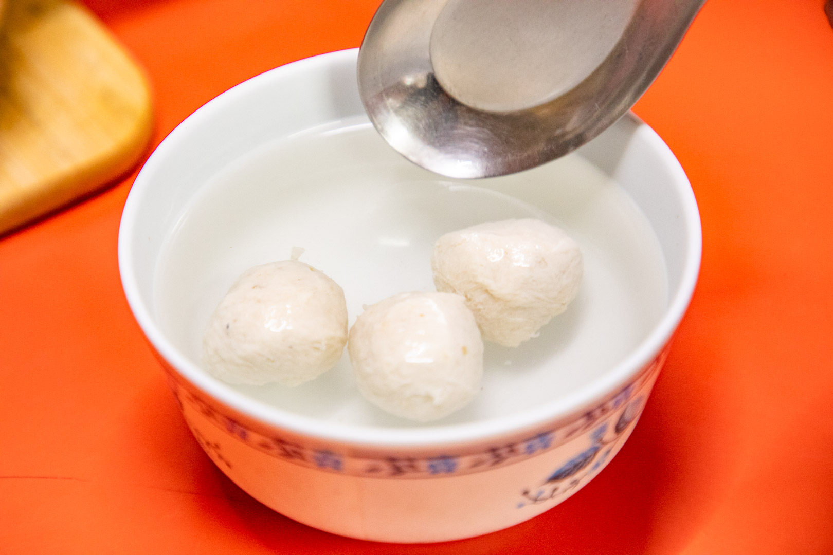 南投埔里美食首選！埔里施家肉丸60年老店，不好吃免錢、免費續大骨湯超值。