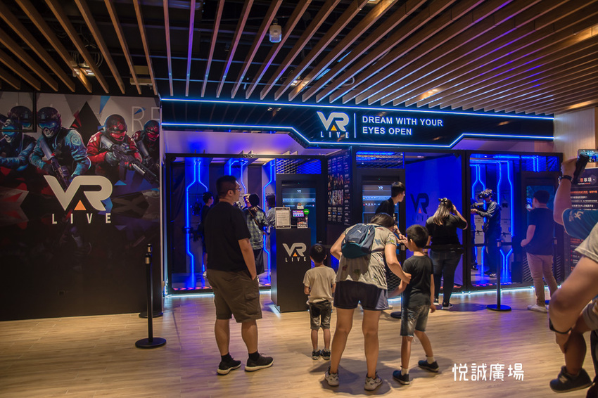 ｜高雄景點｜悅誠廣場購物中心，結合美食、購物、親子遊樂場，還有超美巨型書牆的大型複合式購物廣場 - 阿婷的旅行札記。