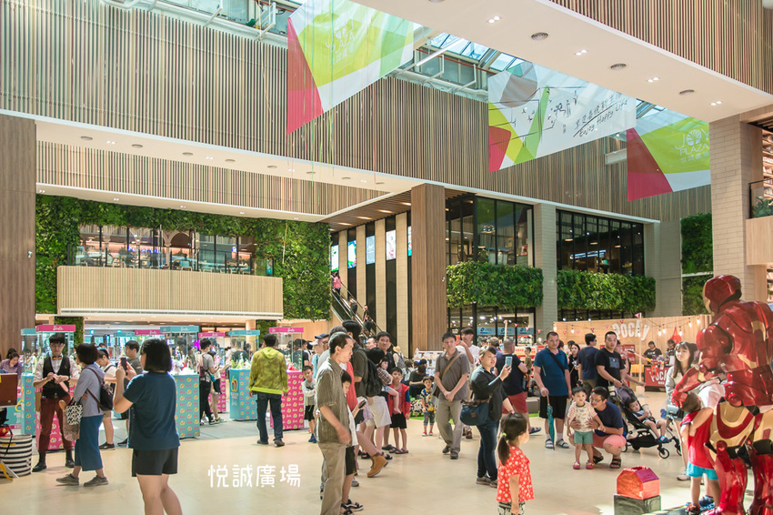 ｜高雄景點｜悅誠廣場購物中心，結合美食、購物、親子遊樂場，還有超美巨型書牆的大型複合式購物廣場 - 阿婷的旅行札記。