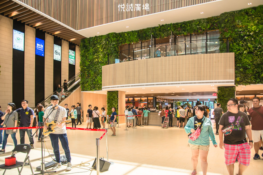 ｜高雄景點｜悅誠廣場購物中心，結合美食、購物、親子遊樂場，還有超美巨型書牆的大型複合式購物廣場 - 阿婷的旅行札記。