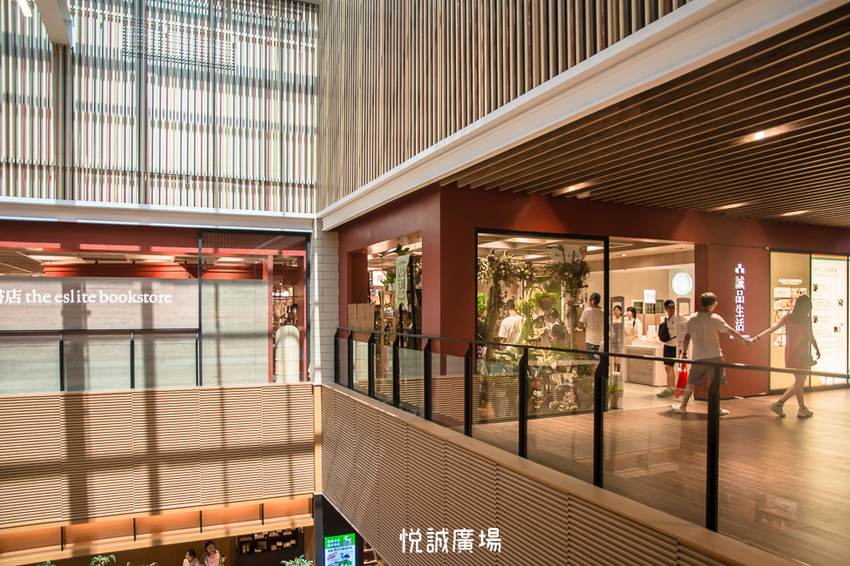 ｜高雄景點｜悅誠廣場購物中心，結合美食、購物、親子遊樂場，還有超美巨型書牆的大型複合式購物廣場 - 阿婷的旅行札記。