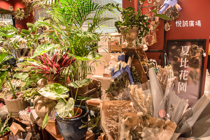 ｜高雄景點｜悅誠廣場購物中心，結合美食、購物、親子遊樂場，還有超美巨型書牆的大型複合式購物廣場 - 阿婷的旅行札記。