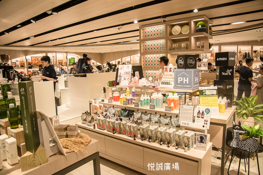 ｜高雄景點｜悅誠廣場購物中心，結合美食、購物、親子遊樂場，還有超美巨型書牆的大型複合式購物廣場 - 阿婷的旅行札記。