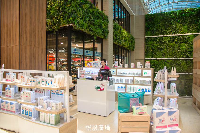 ｜高雄景點｜悅誠廣場購物中心，結合美食、購物、親子遊樂場，還有超美巨型書牆的大型複合式購物廣場 - 阿婷的旅行札記。