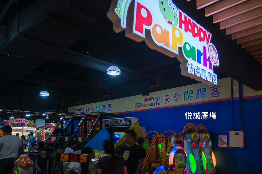 ｜高雄景點｜悅誠廣場購物中心，結合美食、購物、親子遊樂場，還有超美巨型書牆的大型複合式購物廣場 - 阿婷的旅行札記。