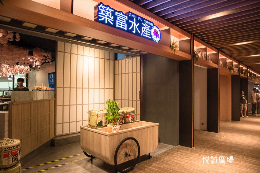 ｜高雄景點｜悅誠廣場購物中心，結合美食、購物、親子遊樂場，還有超美巨型書牆的大型複合式購物廣場 - 阿婷的旅行札記。