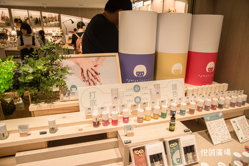 ｜高雄景點｜悅誠廣場購物中心，結合美食、購物、親子遊樂場，還有超美巨型書牆的大型複合式購物廣場 - 阿婷的旅行札記。