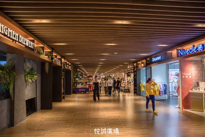 ｜高雄景點｜悅誠廣場購物中心，結合美食、購物、親子遊樂場，還有超美巨型書牆的大型複合式購物廣場 - 阿婷的旅行札記。