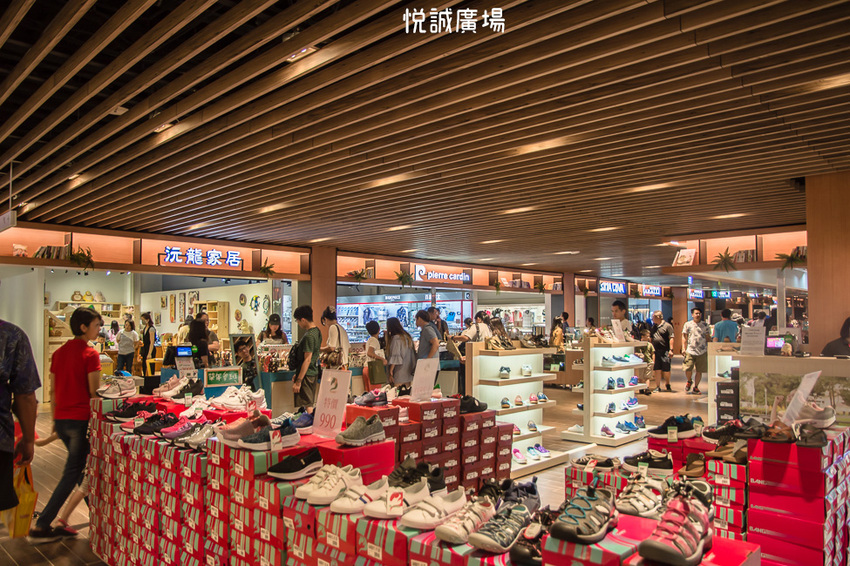 ｜高雄景點｜悅誠廣場購物中心，結合美食、購物、親子遊樂場，還有超美巨型書牆的大型複合式購物廣場 - 阿婷的旅行札記。