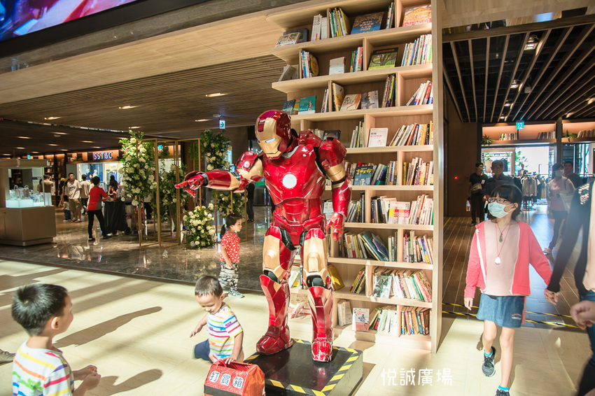 ｜高雄景點｜悅誠廣場購物中心，結合美食、購物、親子遊樂場，還有超美巨型書牆的大型複合式購物廣場 - 阿婷的旅行札記。