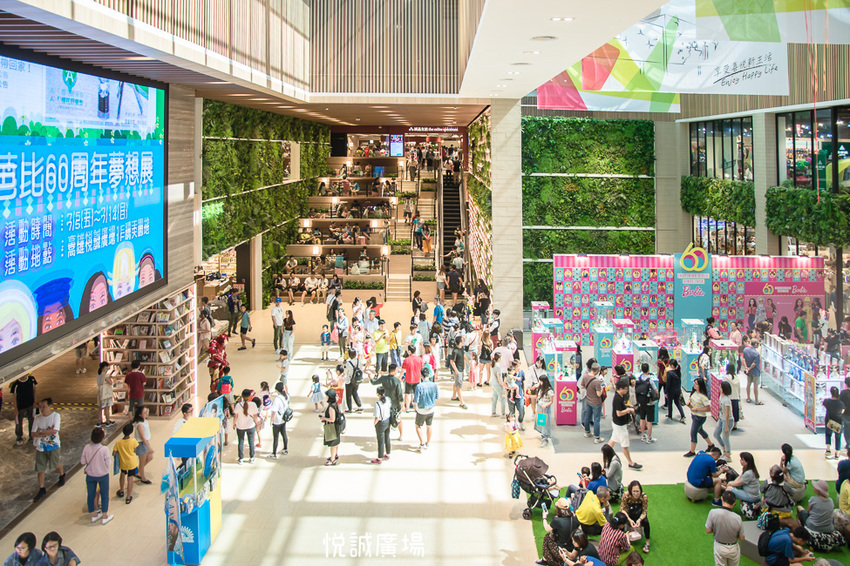 ｜高雄景點｜悅誠廣場購物中心，結合美食、購物、親子遊樂場，還有超美巨型書牆的大型複合式購物廣場 - 阿婷的旅行札記。