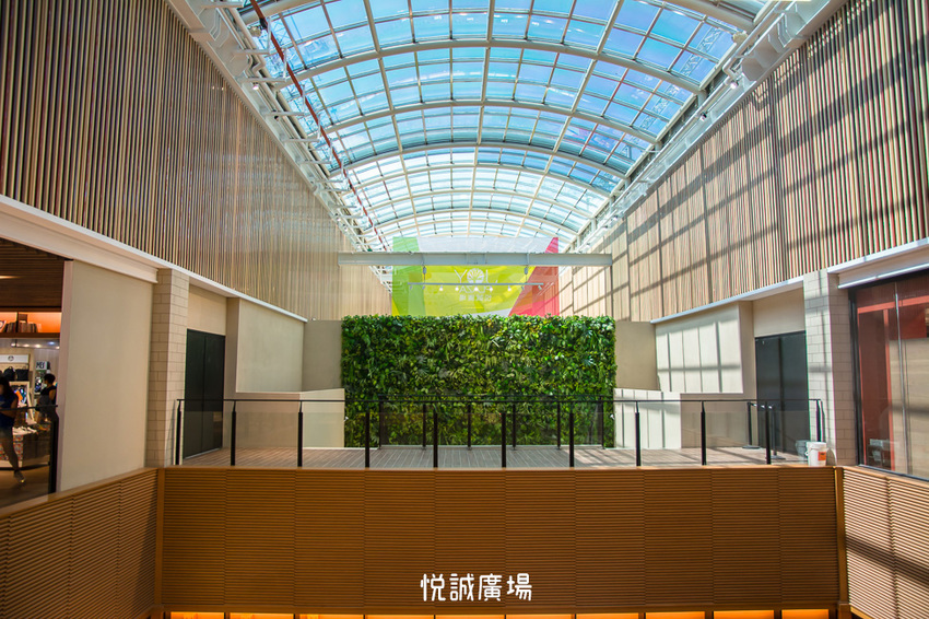 ｜高雄景點｜悅誠廣場購物中心，結合美食、購物、親子遊樂場，還有超美巨型書牆的大型複合式購物廣場 - 阿婷的旅行札記。