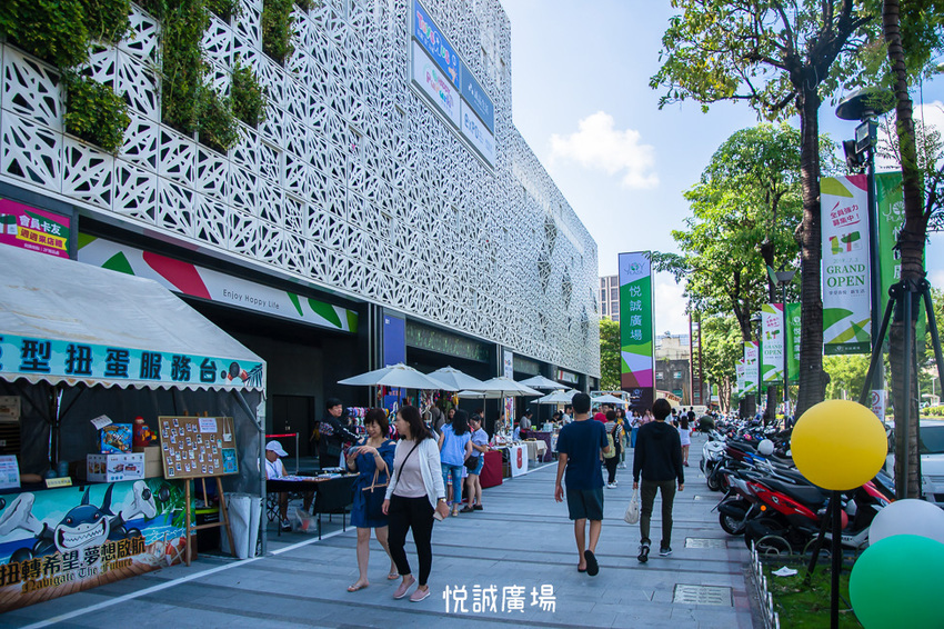 ｜高雄景點｜悅誠廣場購物中心，結合美食、購物、親子遊樂場，還有超美巨型書牆的大型複合式購物廣場 - 阿婷的旅行札記。