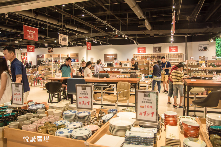 ｜高雄景點｜悅誠廣場購物中心，結合美食、購物、親子遊樂場，還有超美巨型書牆的大型複合式購物廣場 - 阿婷的旅行札記。