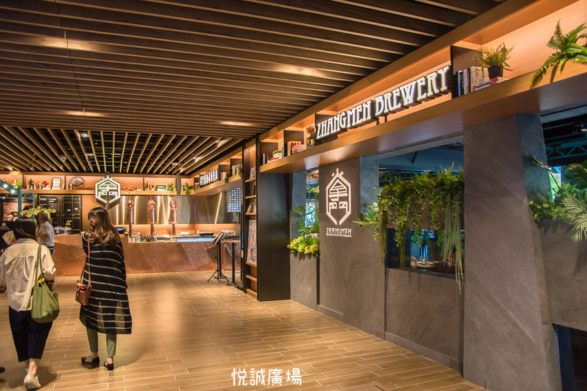 ｜高雄景點｜悅誠廣場購物中心，結合美食、購物、親子遊樂場，還有超美巨型書牆的大型複合式購物廣場 - 阿婷的旅行札記。