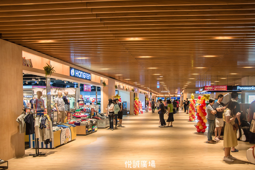 ｜高雄景點｜悅誠廣場購物中心，結合美食、購物、親子遊樂場，還有超美巨型書牆的大型複合式購物廣場 - 阿婷的旅行札記。