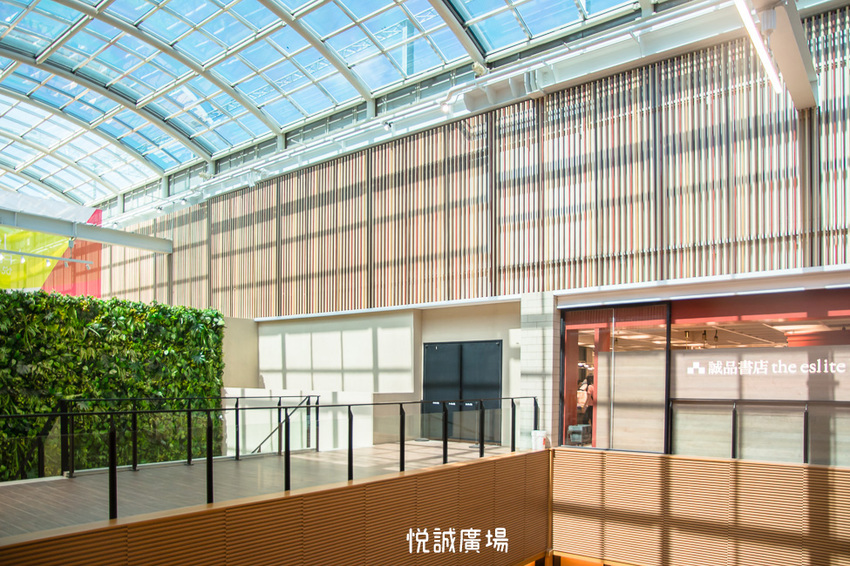 ｜高雄景點｜悅誠廣場購物中心，結合美食、購物、親子遊樂場，還有超美巨型書牆的大型複合式購物廣場 - 阿婷的旅行札記。