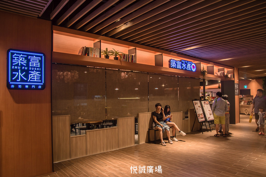 ｜高雄景點｜悅誠廣場購物中心，結合美食、購物、親子遊樂場，還有超美巨型書牆的大型複合式購物廣場 - 阿婷的旅行札記。