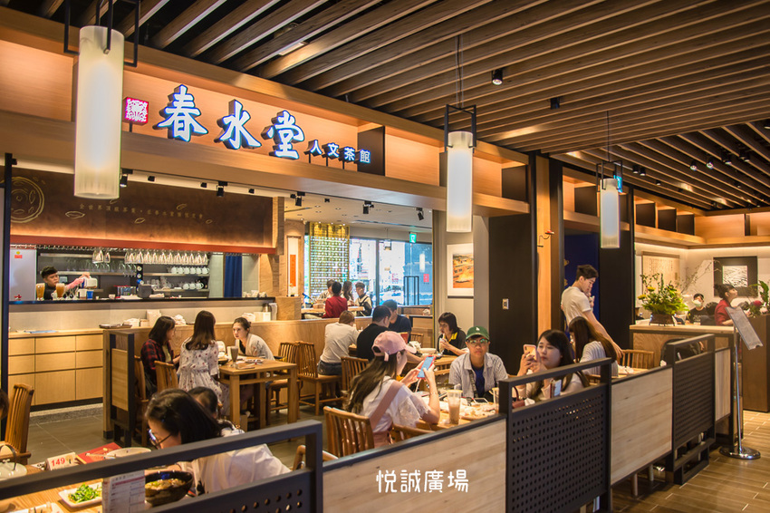 ｜高雄景點｜悅誠廣場購物中心，結合美食、購物、親子遊樂場，還有超美巨型書牆的大型複合式購物廣場 - 阿婷的旅行札記。