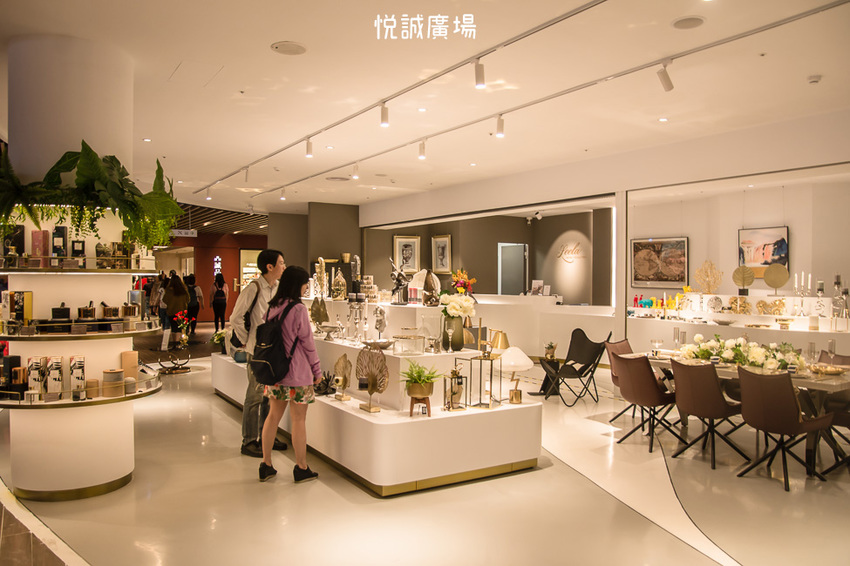 ｜高雄景點｜悅誠廣場購物中心，結合美食、購物、親子遊樂場，還有超美巨型書牆的大型複合式購物廣場 - 阿婷的旅行札記。