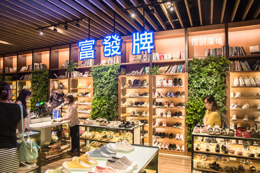 ｜高雄景點｜悅誠廣場購物中心，結合美食、購物、親子遊樂場，還有超美巨型書牆的大型複合式購物廣場 - 阿婷的旅行札記。