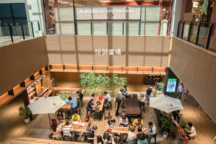 ｜高雄景點｜悅誠廣場購物中心，結合美食、購物、親子遊樂場，還有超美巨型書牆的大型複合式購物廣場 - 阿婷的旅行札記。