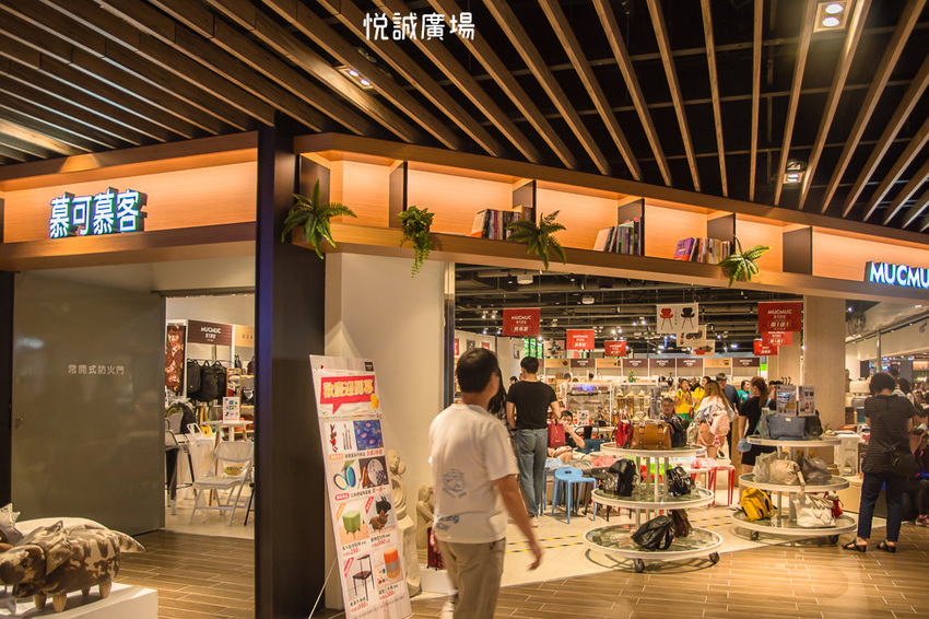 ｜高雄景點｜悅誠廣場購物中心，結合美食、購物、親子遊樂場，還有超美巨型書牆的大型複合式購物廣場 - 阿婷的旅行札記。