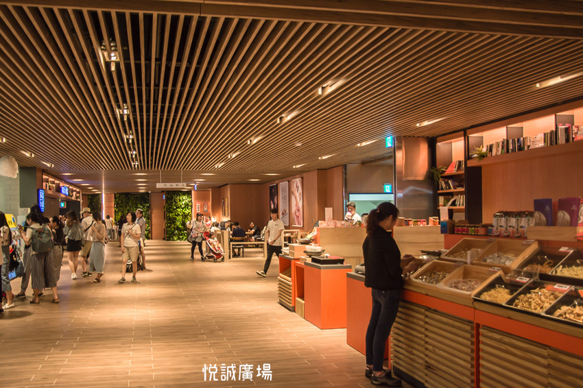 ｜高雄景點｜悅誠廣場購物中心，結合美食、購物、親子遊樂場，還有超美巨型書牆的大型複合式購物廣場 - 阿婷的旅行札記。