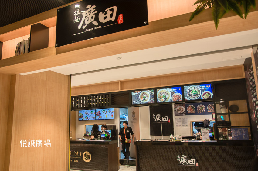 ｜高雄景點｜悅誠廣場購物中心，結合美食、購物、親子遊樂場，還有超美巨型書牆的大型複合式購物廣場 - 阿婷的旅行札記。