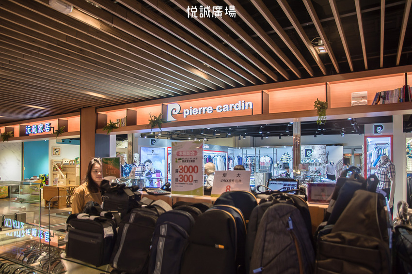 ｜高雄景點｜悅誠廣場購物中心，結合美食、購物、親子遊樂場，還有超美巨型書牆的大型複合式購物廣場 - 阿婷的旅行札記。