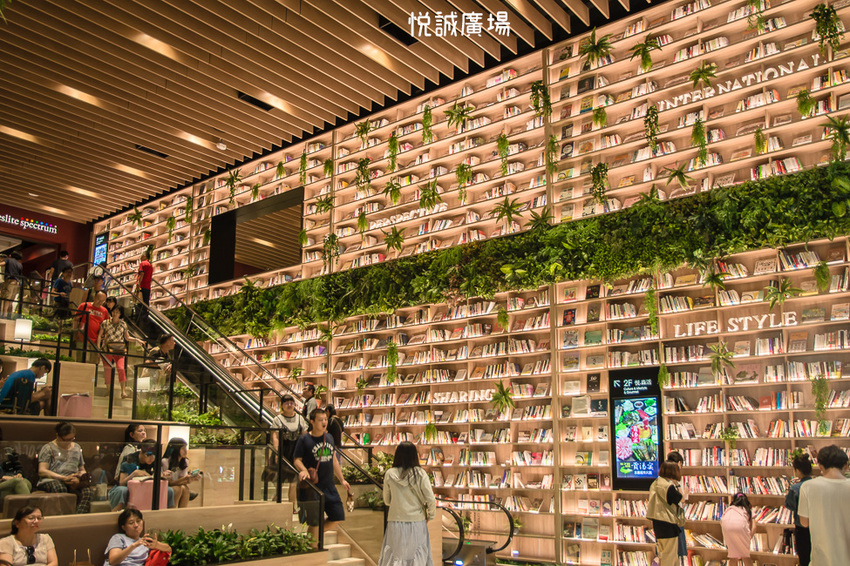 ｜高雄景點｜悅誠廣場購物中心，結合美食、購物、親子遊樂場，還有超美巨型書牆的大型複合式購物廣場 - 阿婷的旅行札記。