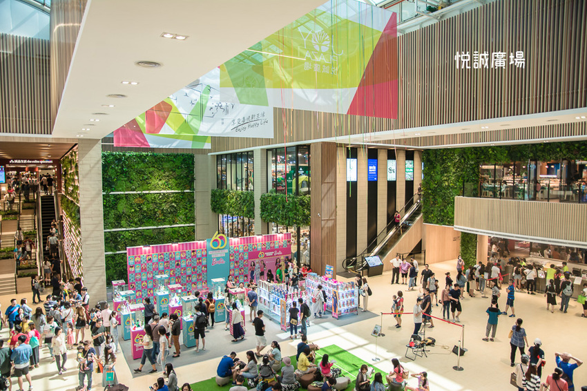｜高雄景點｜悅誠廣場購物中心，結合美食、購物、親子遊樂場，還有超美巨型書牆的大型複合式購物廣場 - 阿婷的旅行札記。