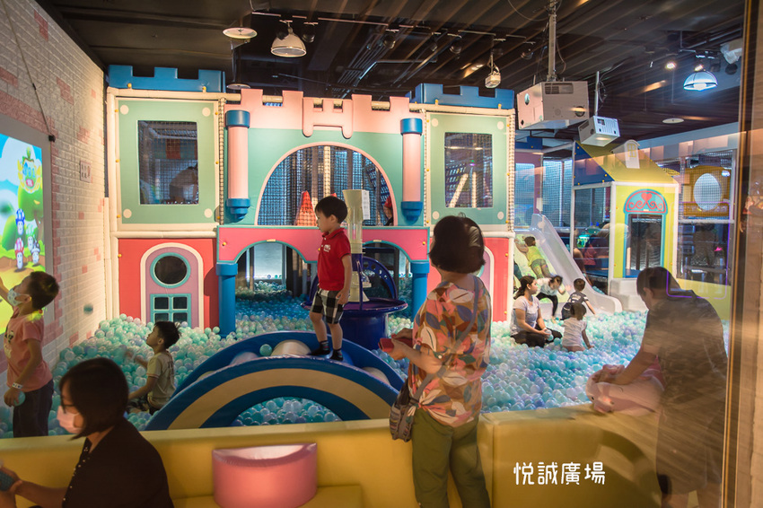 ｜高雄景點｜悅誠廣場購物中心，結合美食、購物、親子遊樂場，還有超美巨型書牆的大型複合式購物廣場 - 阿婷的旅行札記。