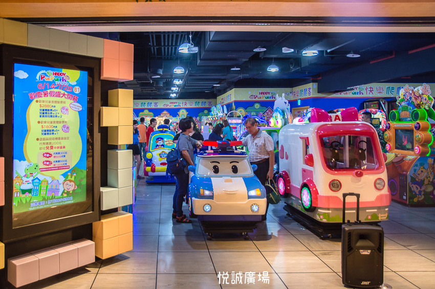 ｜高雄景點｜悅誠廣場購物中心，結合美食、購物、親子遊樂場，還有超美巨型書牆的大型複合式購物廣場 - 阿婷的旅行札記。