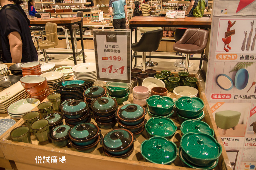 ｜高雄景點｜悅誠廣場購物中心，結合美食、購物、親子遊樂場，還有超美巨型書牆的大型複合式購物廣場 - 阿婷的旅行札記。