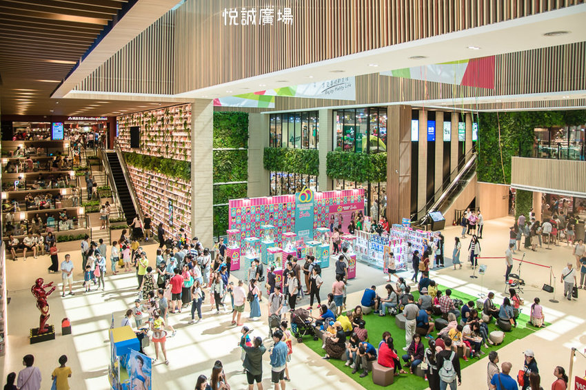 ｜高雄景點｜悅誠廣場購物中心，結合美食、購物、親子遊樂場，還有超美巨型書牆的大型複合式購物廣場 - 阿婷的旅行札記。
