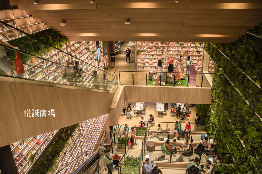 ｜高雄景點｜悅誠廣場購物中心，結合美食、購物、親子遊樂場，還有超美巨型書牆的大型複合式購物廣場 - 阿婷的旅行札記。