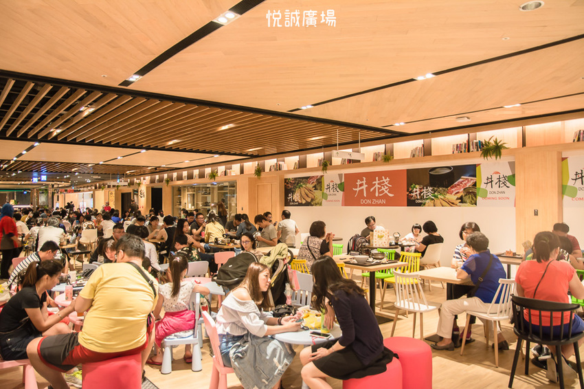 ｜高雄景點｜悅誠廣場購物中心，結合美食、購物、親子遊樂場，還有超美巨型書牆的大型複合式購物廣場 - 阿婷的旅行札記。