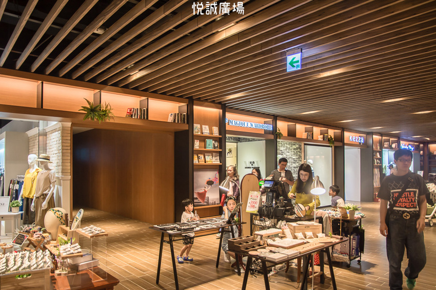 ｜高雄景點｜悅誠廣場購物中心，結合美食、購物、親子遊樂場，還有超美巨型書牆的大型複合式購物廣場 - 阿婷的旅行札記。