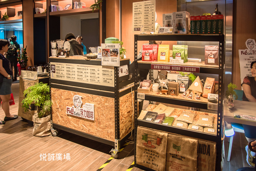 ｜高雄景點｜悅誠廣場購物中心，結合美食、購物、親子遊樂場，還有超美巨型書牆的大型複合式購物廣場 - 阿婷的旅行札記。