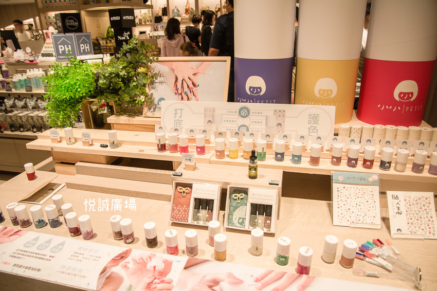 ｜高雄景點｜悅誠廣場購物中心，結合美食、購物、親子遊樂場，還有超美巨型書牆的大型複合式購物廣場 - 阿婷的旅行札記。