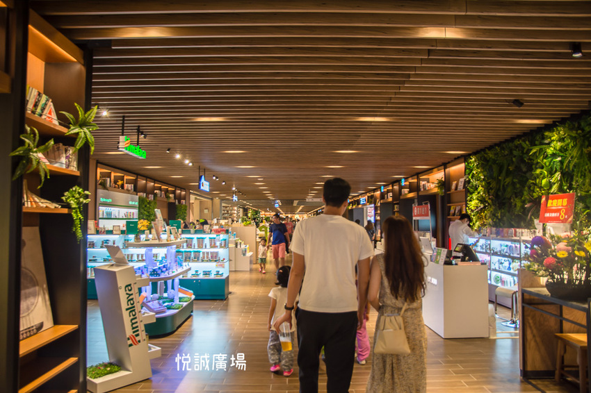 ｜高雄景點｜悅誠廣場購物中心，結合美食、購物、親子遊樂場，還有超美巨型書牆的大型複合式購物廣場 - 阿婷的旅行札記。