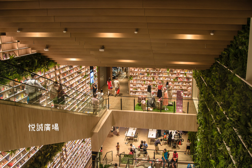 ｜高雄景點｜悅誠廣場購物中心，結合美食、購物、親子遊樂場，還有超美巨型書牆的大型複合式購物廣場 - 阿婷的旅行札記。