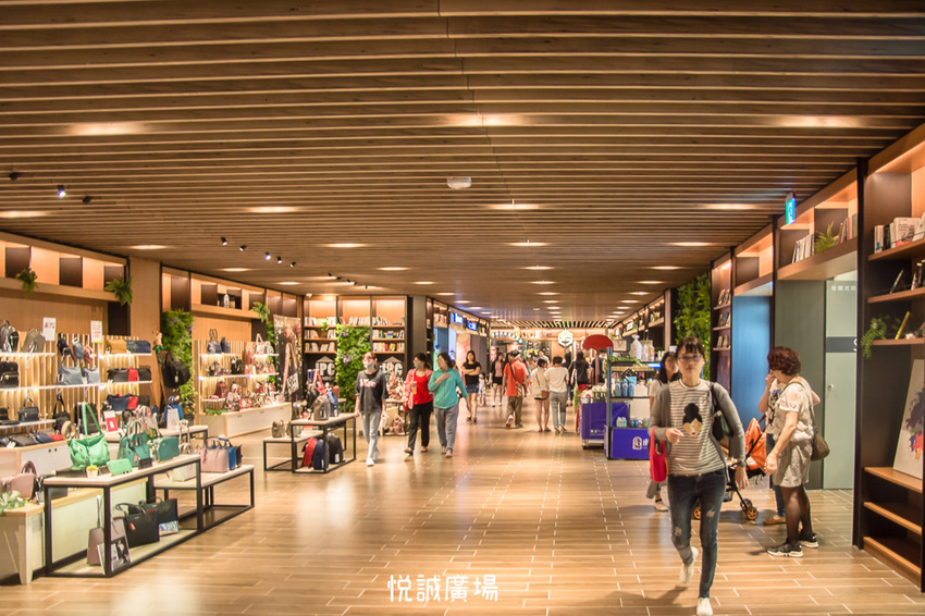 ｜高雄景點｜悅誠廣場購物中心，結合美食、購物、親子遊樂場，還有超美巨型書牆的大型複合式購物廣場 - 阿婷的旅行札記。