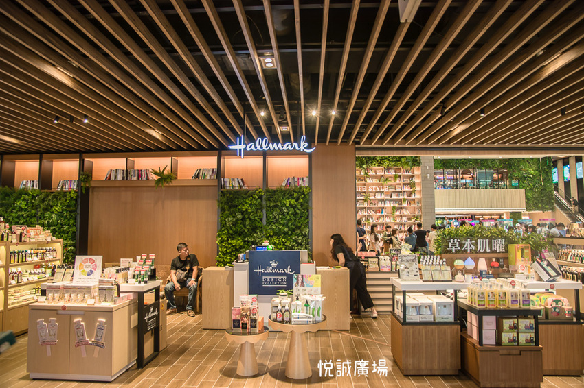 ｜高雄景點｜悅誠廣場購物中心，結合美食、購物、親子遊樂場，還有超美巨型書牆的大型複合式購物廣場 - 阿婷的旅行札記。