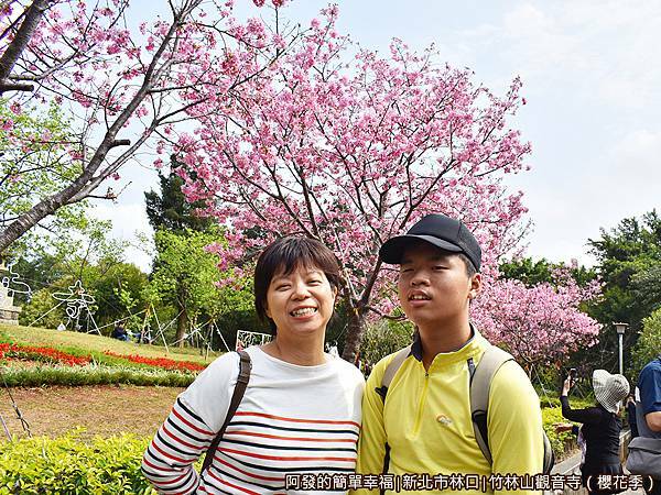 竹林山觀音寺18-池畔旁櫻花步道上留影II.JPG
