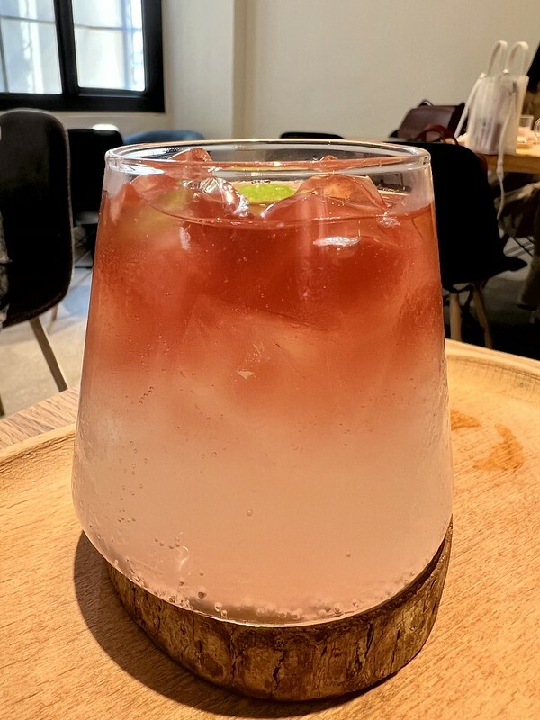 【台灣，桃園市，平鎮區】DUTE coffee ＆ bar 獨特咖啡，果然獨特！雪崩蛋糕視覺超療癒，飲品視覺味蕾也讓人超滿足！！（中壢美食/中壢咖啡館/中壢下午茶）